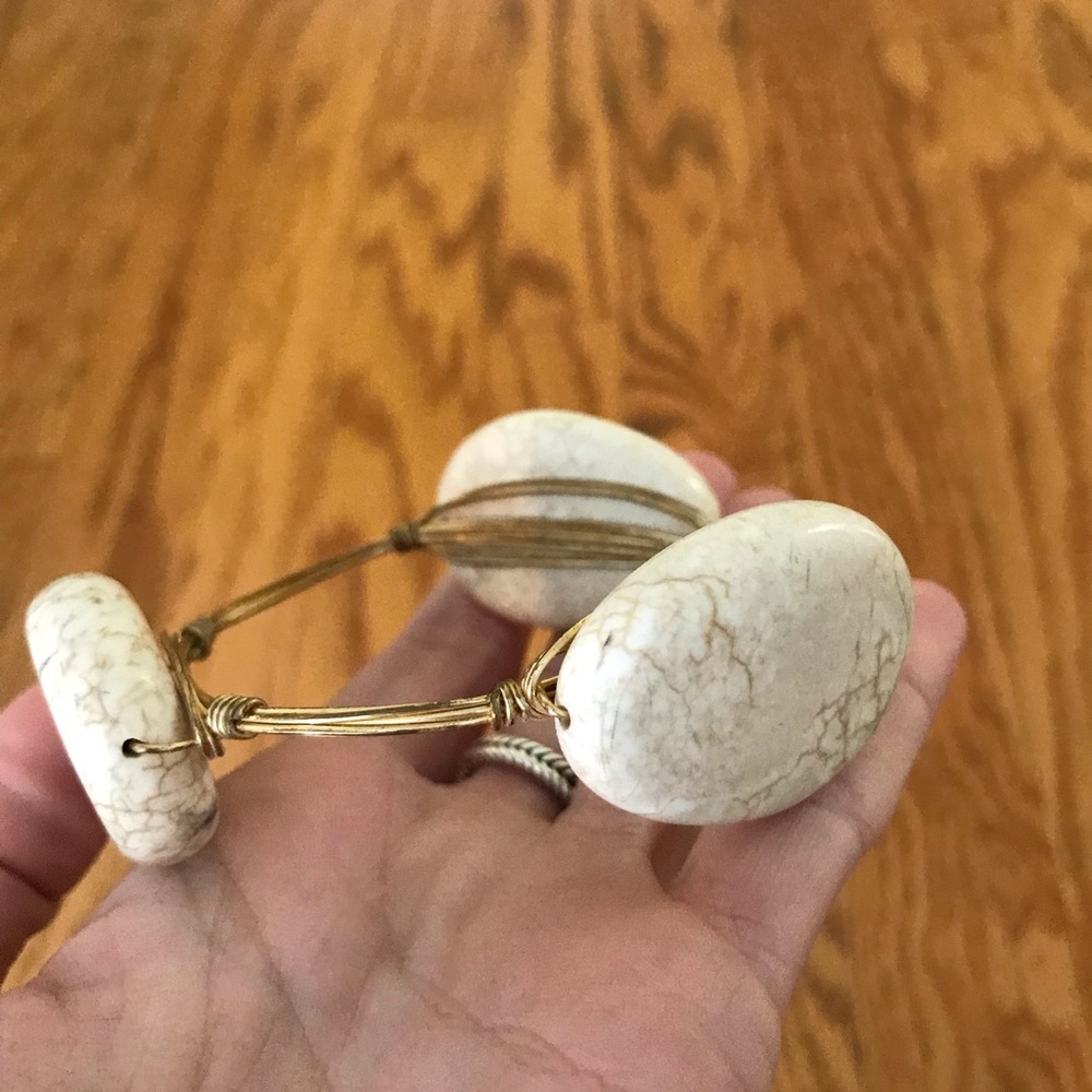 Wire bracelet with cream stones